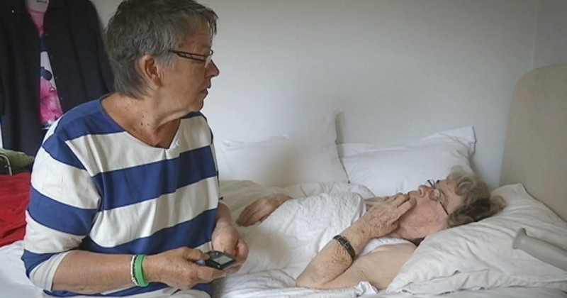 Äldre kvinna får vård i hemmet i Hem till varje pris i SVT Play
