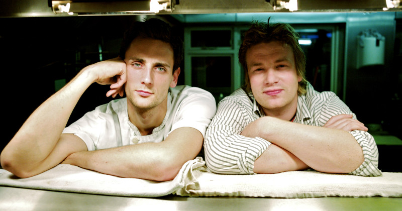 Aaron och Jamie i serien "Jamie Oliver: bästa kock vinner" i TV4 Play