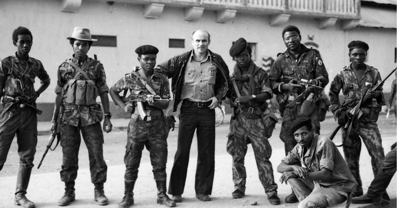 Ryszard Kapuściński och afrikanska soldater i dokumentären "Kapuścińskis Afrika" i SVT Play