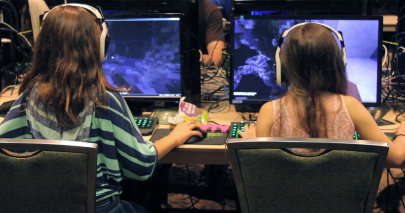 Dataspelande tjejer i dokumentären "Logga ut för fan – en film om kvinnor i spelindustrin" i SVT Play
