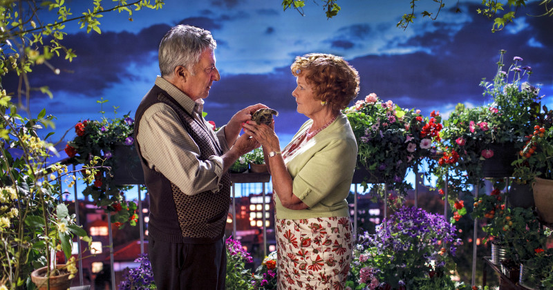 Dustin Hoffman och Judy Dench i filmen "Mr. Hoppys hemlighet" i SVT Play
