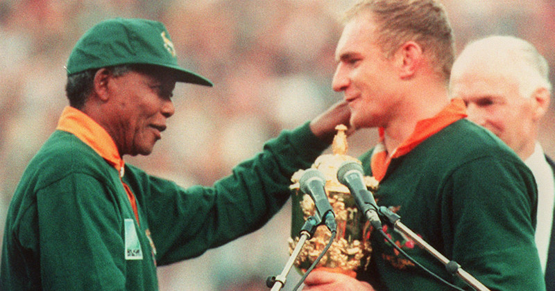 Nelson Mandela och rygbyspelare i dokumentären "Rugby-VM 1995 - När två nationer blev en" i SVT Play