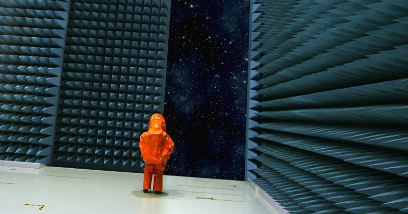 Orangeklädd man som blickar ut i rymden i dokumentären "The Visit: utomjordiskt besök" i SVT Play