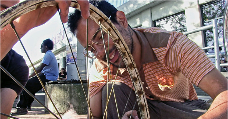Man som lagar cykel i dokumentären "Delan­dets eko­nomi" i UR Play