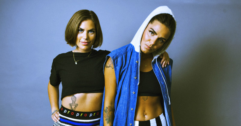 Vanessa ”DJ Ney Ney” Marko och Nathalie ”Cleo” Missaoui i dokumentären "Femtastic - Girls up Front" i SVT Play