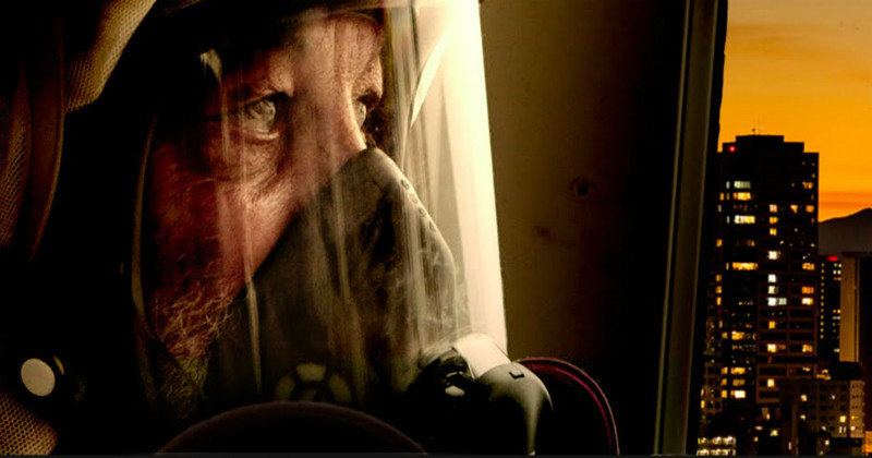 Man i skyddsdräkt i dokumentären Fukushima i UR Play