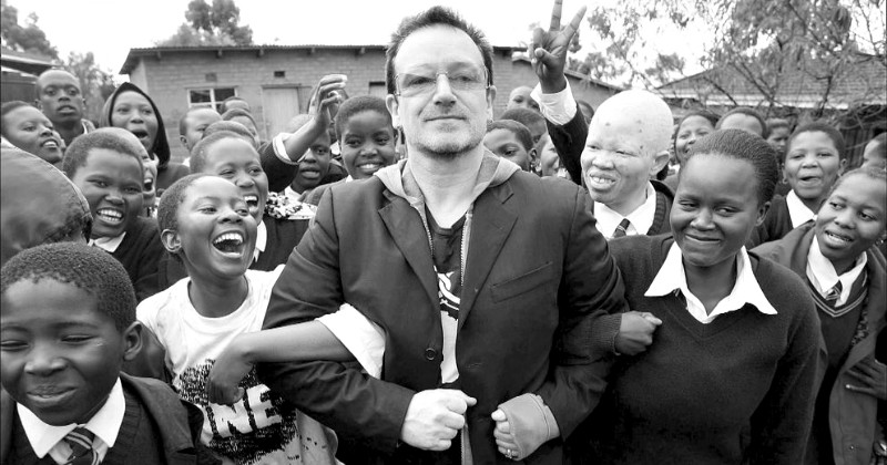 Bono med afrikanska barn i dokumentären "Hit med pengarna!" i SVT Play