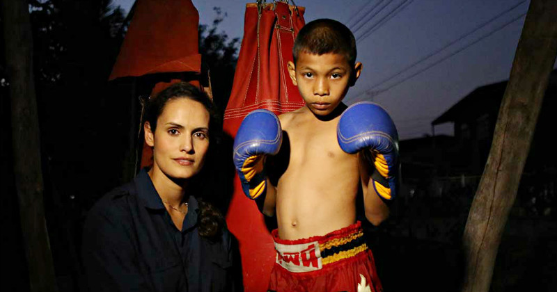 Ung kickboxare med reporter i dokumentären "Kickboxarbarnen" i SVT Play