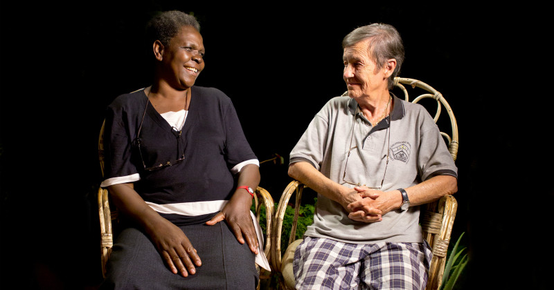 Riitta och Catherine i dokumentären "Uppdrag Uganda" i UR Play