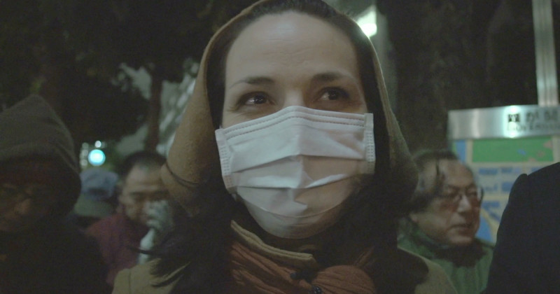 Kvinna i ansiktsmask i dokumentären "Nuclear Neighbour" i SVT Play