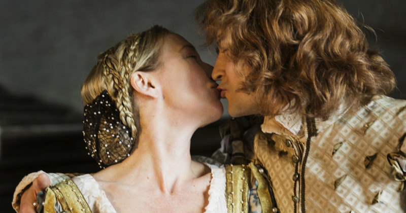 Kyssande par i programmet "Shakespeare - mer än ord" i SVT Play
