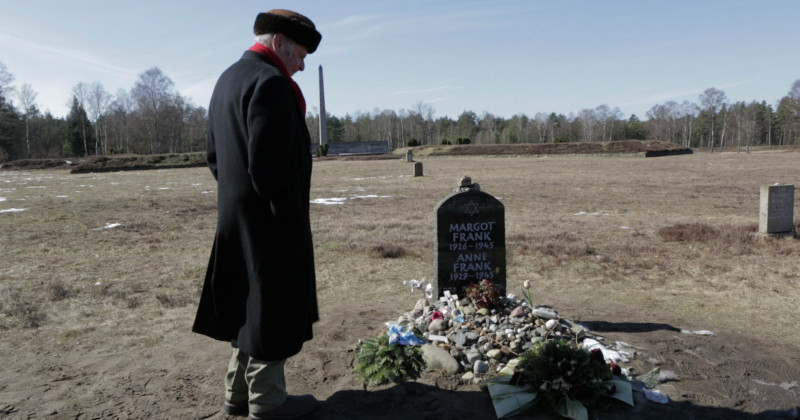 Man framför Anne Franks grav i dokumentären Anne Franke - nekad asyl i SVT Play