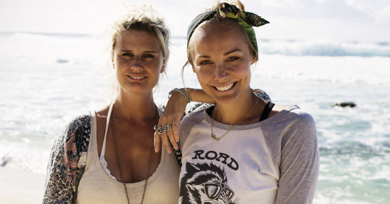 Carina och Christine i serien "Berg & Meltzer på Hawaii" i Kanal 5 / Dplay