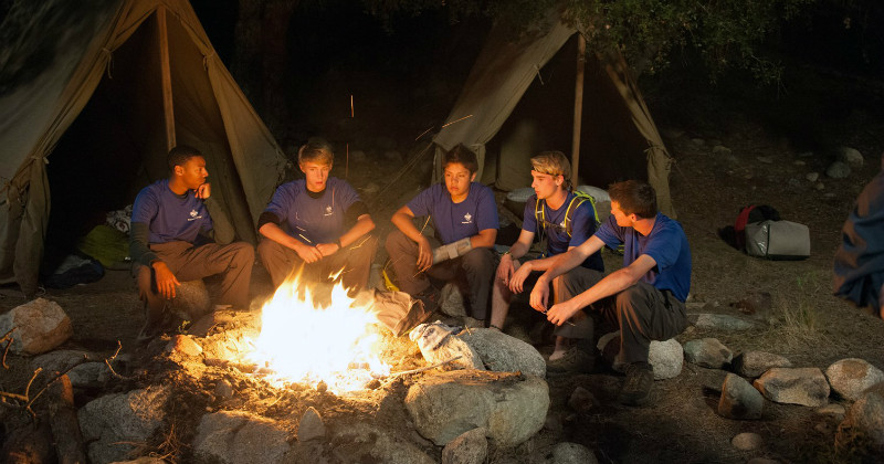 Scouter vid lägereld i realityserien "Kan du slå en scout" i TV4 Play