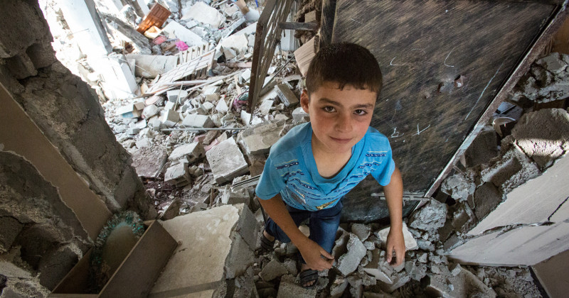 Barn i raserat hus i dokumentären "Barnen i Gaza" i UR Play