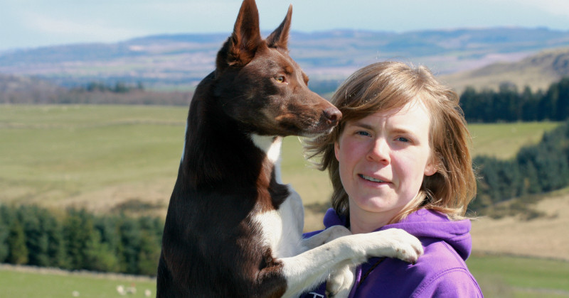 Kvinna med hund i "Hundjobb i Skottland" i SVT Play