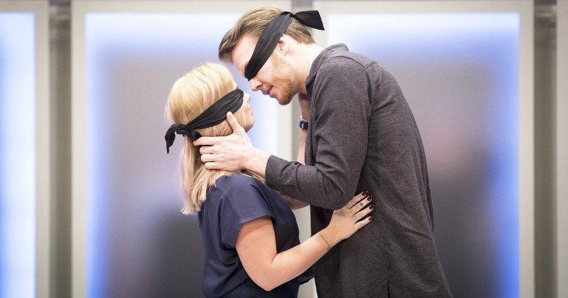 Kyssande par i serien "Kärleken är blind" i TV3 Play