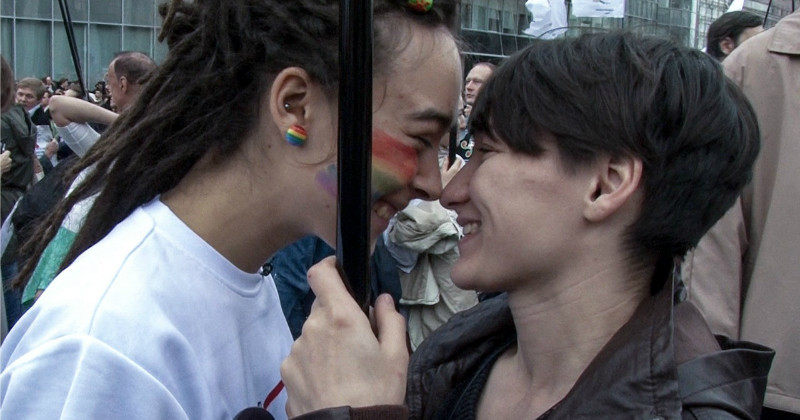 Lesbiskt par i dokumentären "Kyssar i Moskva" i UR Play