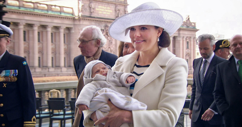 Kronprinsessan Victoria och prins Oscar i "Prins Oscars dop LIVE" i SVT Play