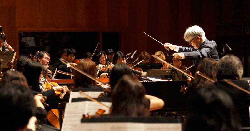Filmmusikkompositören Sakamoto dirigerar hans soundtrack