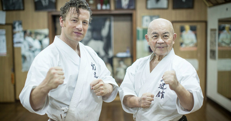 Jamie Oliver med japansk kampsportare i serien "Jamie Olivers supermat" i TV4 Play