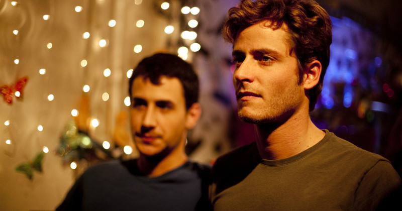 Två män i långfilmen "Tel Aviv" i SVT Play
