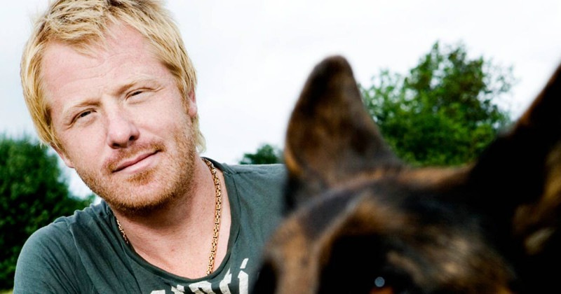 Fredrik Steen i serien Hundcoachen i TV4 Play