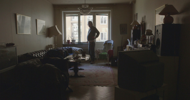 Man vid fönster i dokumentären "Ibland är det tungt att vara människa" i SVT Play