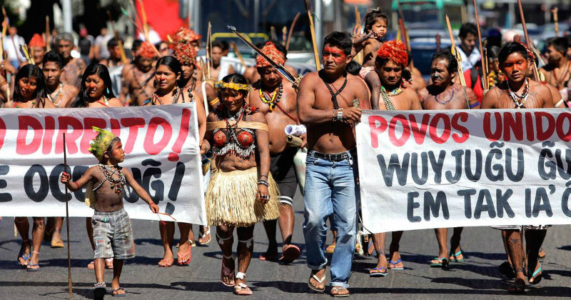 Protesterande medlemmar ur Xingu-folket i dokumentären "Kampen om Amazonas" i TV4 Play