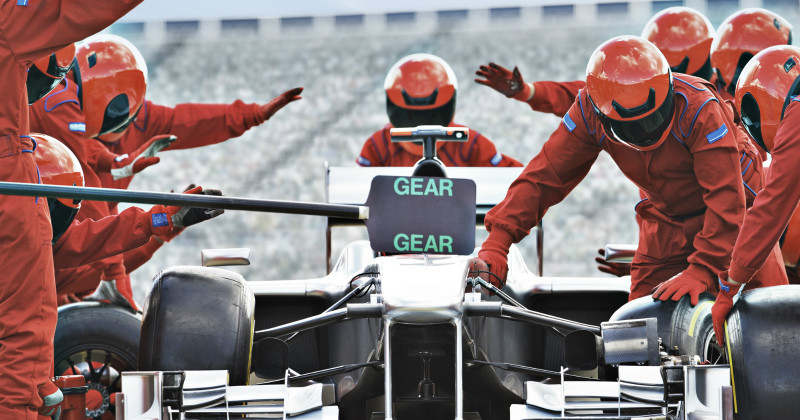 F1-bil med arbetande team i serien "One Second in F1 Racing" i TV10 Play