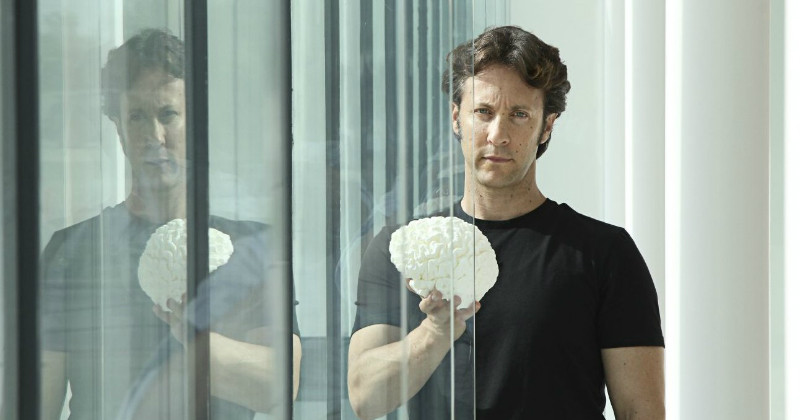Hjärnforskaren David Eagleman i serien "Vår mänskliga hjärna" i UR Play