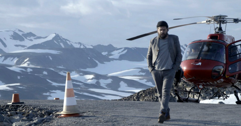 Man vid helikopter i serien "Att leva på Grönland" i UR Play