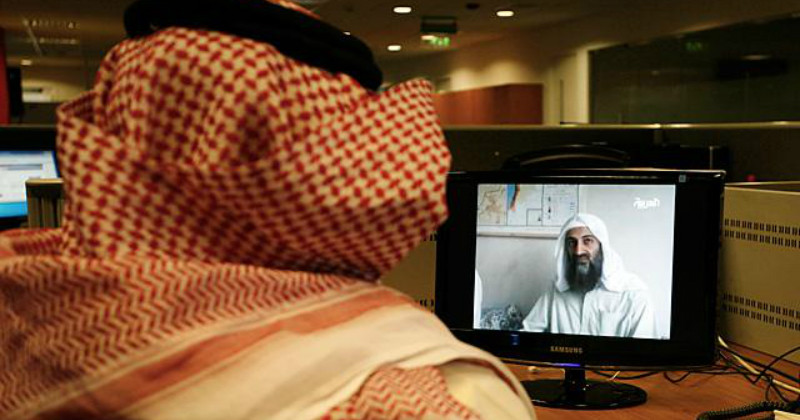 Arab framför dator i dokumentären "Dokument utifrån: Saudiarabien - farliga förbindelser" i SVT Play