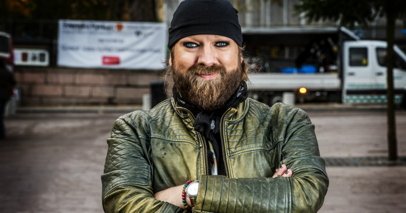 Rickard Söderberg leder Gatans kör i SVT Play