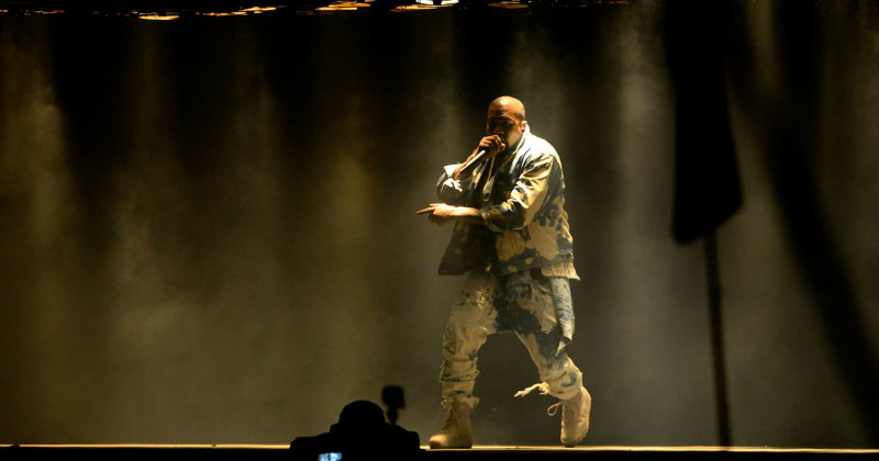 Kanye West på scen på Glasonburyfestivalen 2015 i SVT Play