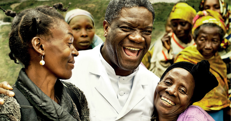 Dr Mukwege omgiven av kvinnor i dokumentären "Mukwege - att läka kvinnor i Kongo" i UR Play