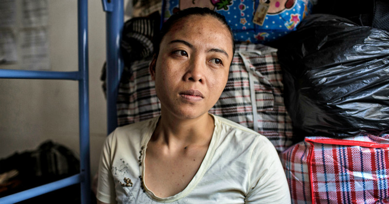 Filippinsk kvinna i dokumentären Hushållsslavar i SVT Play