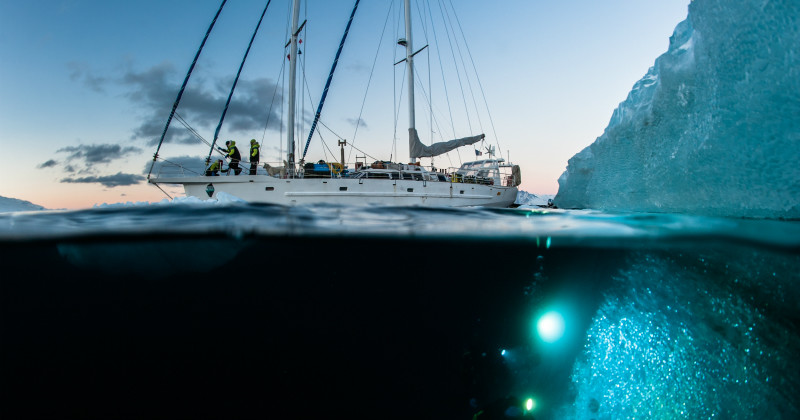 Båt i dokumentären Att dyka under isberget i UR Play