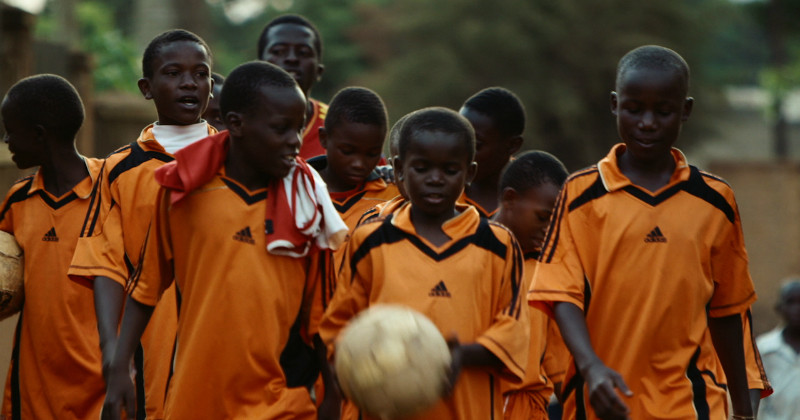 Unga fotbollsspelare i dokumentären "Fotboll - livets chans" i UR Play