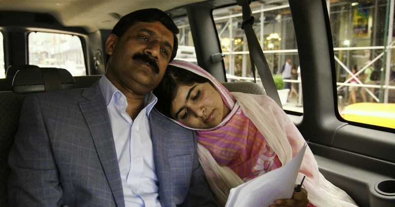 Malala med sin far i He named me Malala SVT Play