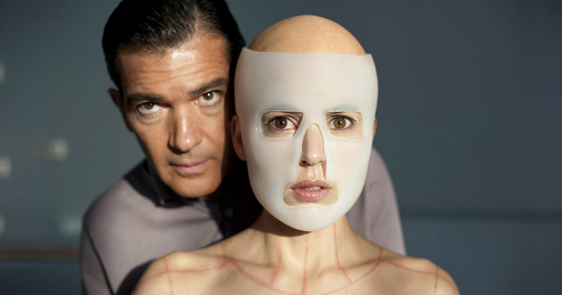 Antonio Banderas med motskådespelerska i långfilmen "The Skin I Live In" i SVT Play