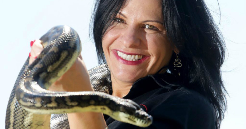 Julia Baker i realityserien "Snake Boss" i TV4 Play