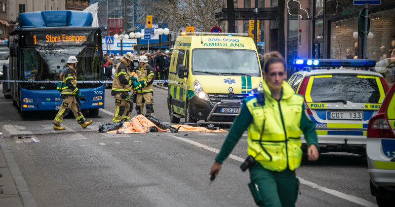 Räddningspersonal efter attacken i Stockholm i SVT Play