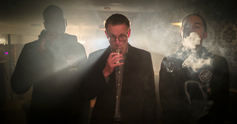 Rökande Michael Mosley i dokumentären "E-cigaretter: mirakel eller hot?" i SVT Play