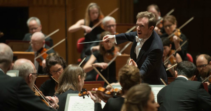 Sveriges Radios Symfoniorkester i "Mahlers femma live från Berwaldhallen" i SVT Play