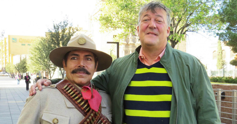 Stephen Fry och polis i "Stephen Fry i Centralamerika" i SVT Play