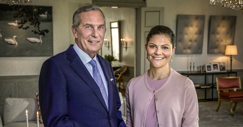 Kronprinsessan Victoria och Claes Elfsberg i "Hennes vänliga höghet" i SVT Play