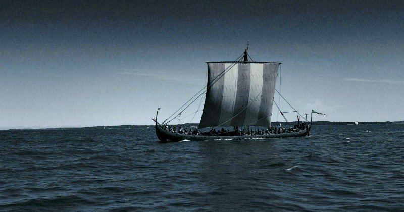 Vikingaskepp i dokumentären "Vikingarnas riken" i SVT Play