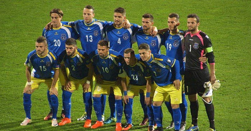 Kosovos fotbollslandslag i dokumentären Heja Kosovo friskt humör i SVT Play