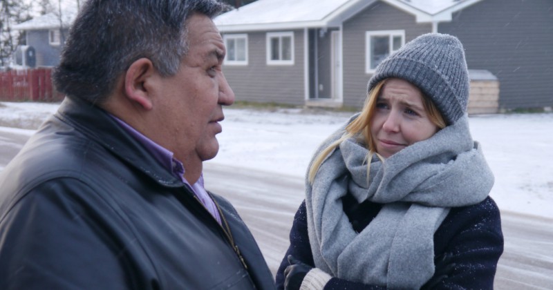 Stacey Dooley och Steve Courtoreille i "Kanadas bortrövade kvinnor" i SVT Play